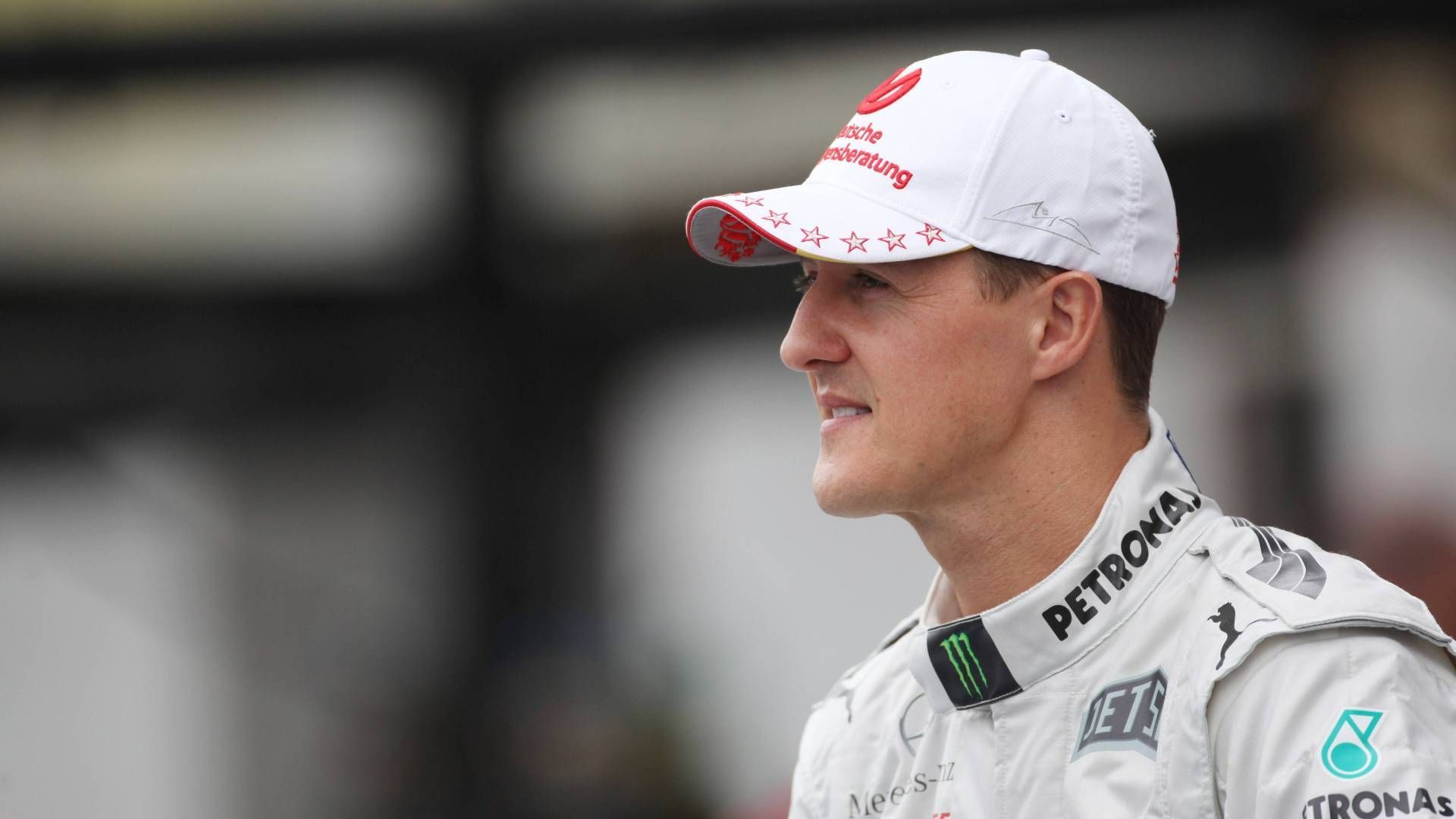 
                <strong>Michael Schumacher und der Kampf gegen die "Yellow Press"</strong><br>
                Seit seinem Skiunfall im Dezember 2013 wartet die Welt auf Nachrichten zum Gesundheitszustand von Michael Schumacher. Doch seine Familie gibt wenig preis, was immer wieder zu fragwürdigen Medienberichten führt. Den Gipfel dieser Entwicklung erklomm nun das Boulevard-Magazin "Die Aktuelle", das in seiner jüngsten Ausgabe ein vorgetäuschtes Interview mit dem siebenmaligen Formel-1-Weltmeister abdruckte. In Wahrheit kamen die Antworten von einer Künstlichen Intelligenz. Die Familie kündigte bereits rechtliche Schritte gegen das Blatt an, doch es ist nicht der erste Fall, in dem sich Schumachers Umfeld gegen Medienberichte wehrt. ran blickt auf die Chronologie der Auseinandersetzungen zwischen Schumacher sowie seiner Familie und den Klatschmedien.
              