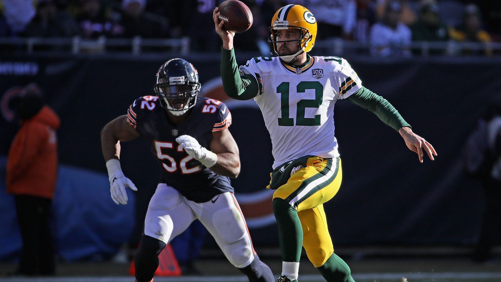 
                <strong>Auftaktspiel Chicago Bears vs Green Bay Packers</strong><br>
                Ausnahmsweise eröffnet nicht der Titelverteidiger die Saison. Die Fans müssen sich also gedulden, ehe die New England Patriots zum Sunday Night Game empfangen. Stattdessen ist es das Traditionsduell Chicago Bears gegen Green Bay Packers im Chicagoer Soldier Field, das zum 100-jährigen Jubiläum der NFL die Pforten für die neue Spielzeit öffnet. Passend dazu: es steigt zum 199. Mal, während der Saison werden dann noch die 200 voll gemacht. Die kompletten Spielpläne der Teams in der Übersicht.
              