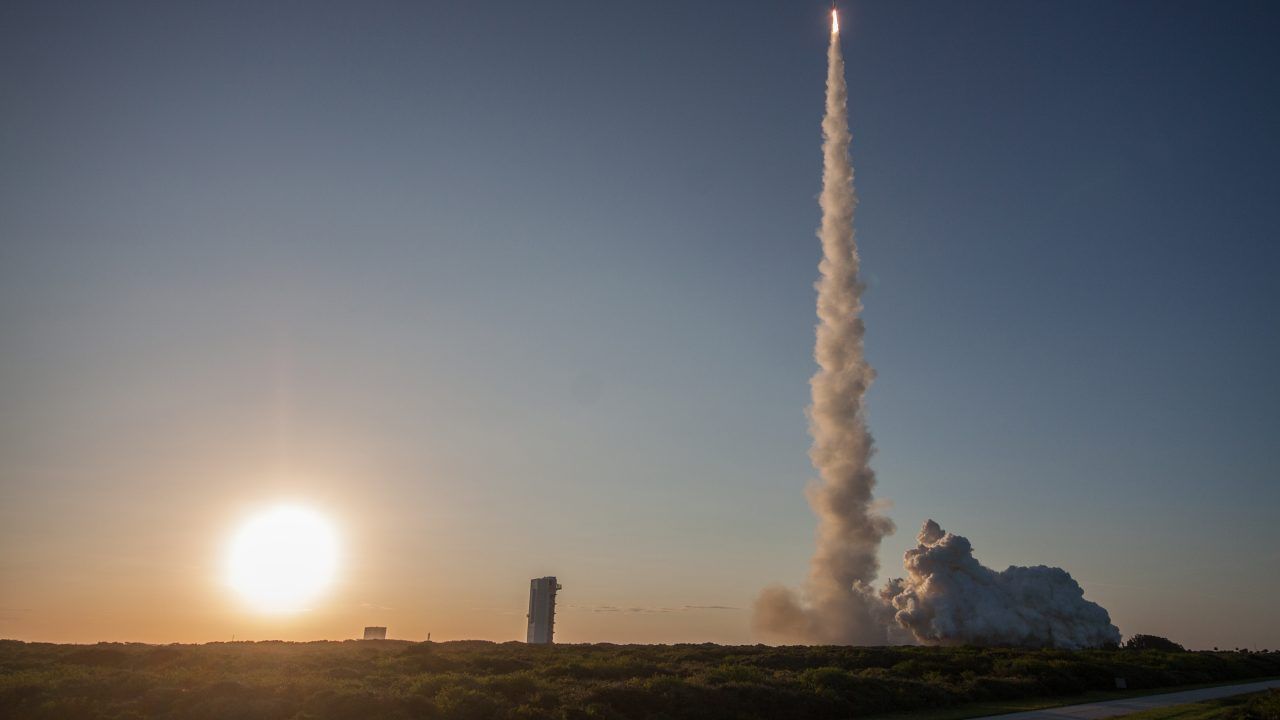 2016 hob die gut zwei Tonnen schwere Sonde ab, um Bennu auf seiner Bahn um die Sonne abzufangen.