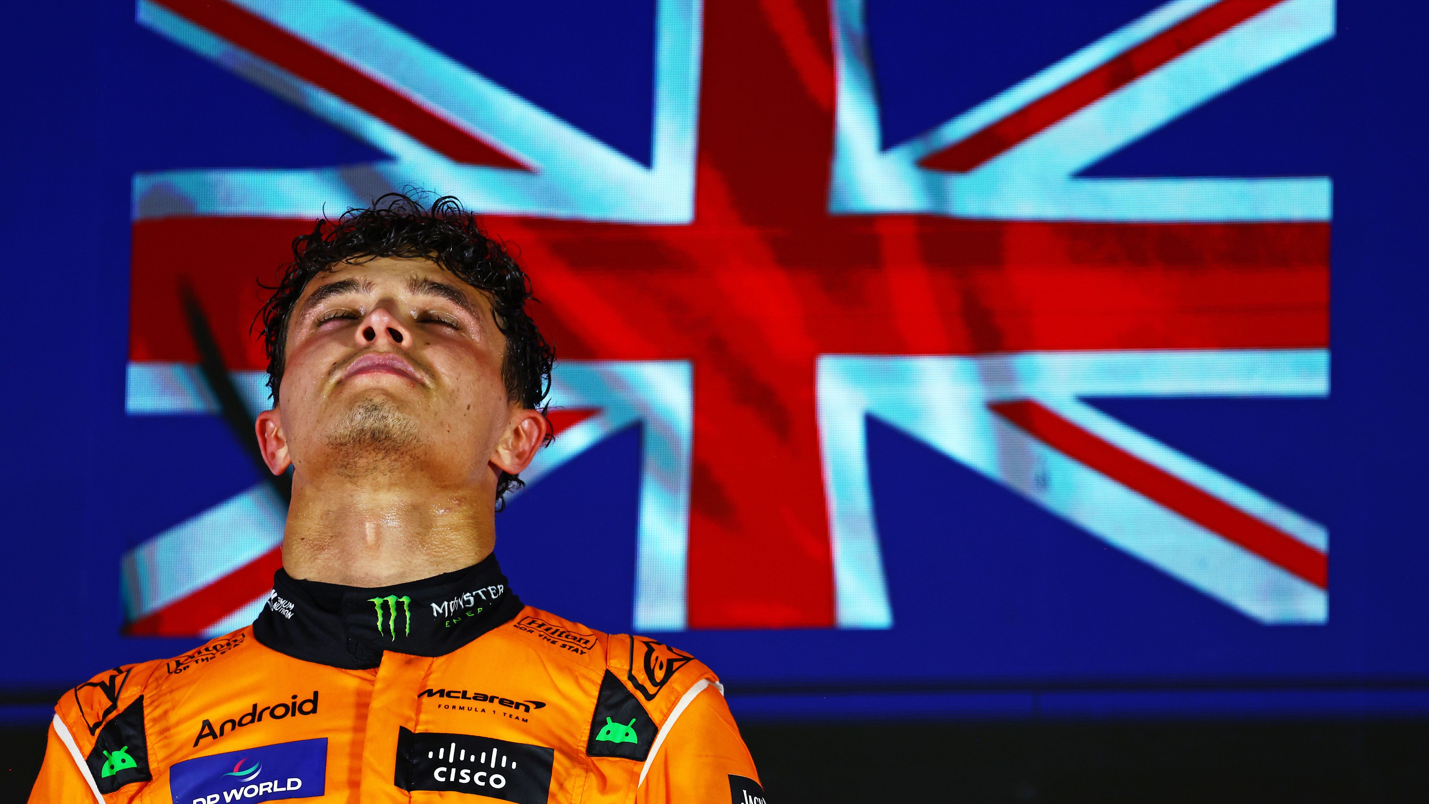 <strong>Gewinner: Lando Norris</strong><br>Im Qualifying die Pole geholt, den Start dieses Mal hinbekommen und anschließend im Rennen "fliegend" in einer anderen Liga unterwegs gewesen - Lando Norris ist der große Gewinner von Singapur. Nicht nur nahm er Max Verstappen erneut wichtige Punkte im WM-Kampf ab, er wies zudem seinen aufmüpfigen Teamkollegen Oscar Piastri deutlich in die Schranken und festigte seinen Status als Nummer eins im Team.