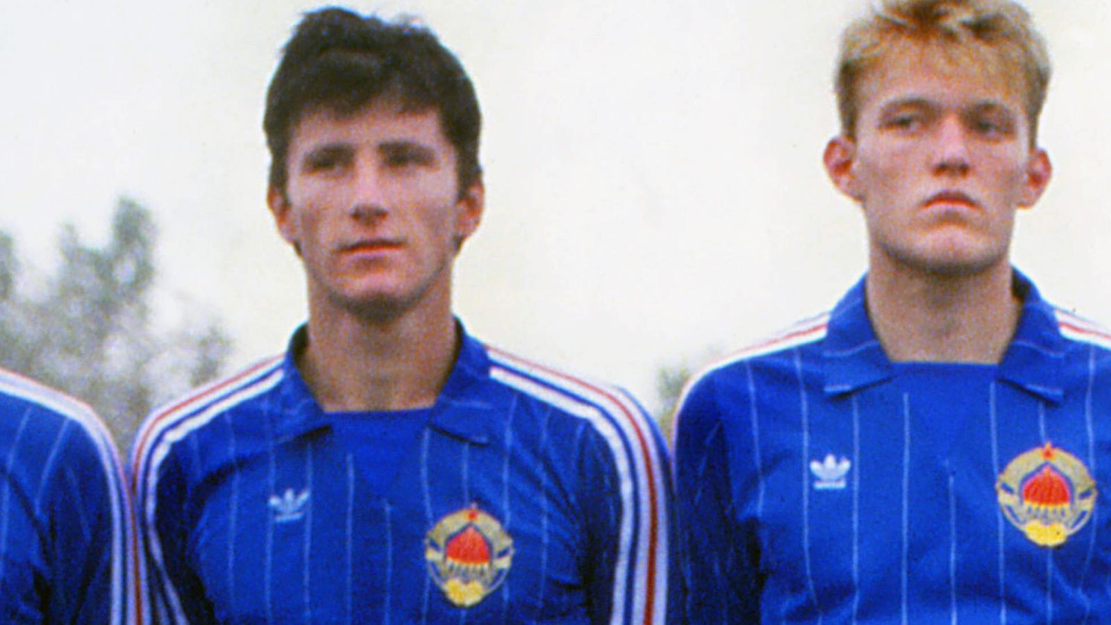 
                <strong>1990 - Davor Suker (Jugoslawien)</strong><br>
                Als U17-Weltmeister von 1987 gehörte Jugoslawiens Nachwuchs um Davor Suker (l.) 1990 zu den Favoriten der U21-EM. Auf dem Weg ins Finale erzielte der Stürmer sechs Treffer, dadurch konnten dicke Brocken wie Italien aus dem Weg geräumt werden. Im Endspiel war Jugoslawien gegen die UdSSR aber chancenlos, unterlag mit 3:7 - trotz eines weiteren Suker-Tores. Danach startete der Stürmer eine Weltkarriere, gekrönt durch den Champions-League-Sieg 1998 mit Real Madrid und Platz 3 bei der WM im selben Jahr mit dem mittlerweile eigenständigen Kroatien. Bei der WM-Endrunde in Frankreich wurde Suker mit sechs Treffern zudem Torschützenkönig. Heute ist der 53-Jährige Präsident des kroatischen Fußballverbandes.
              