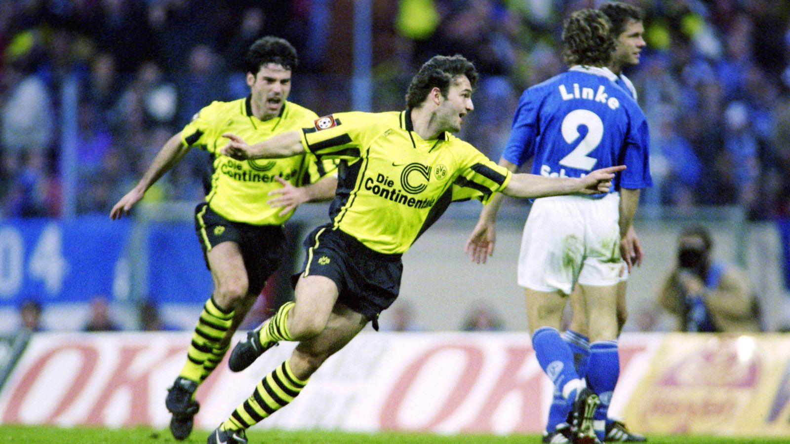 
                <strong>CL-Sieger und Derbysieger</strong><br>
                Trotz UEFA-Cup-Sieg: Das Jahr 1997 ist für Schalke aus Derby-Sicht besonders bitter. Die "Königsblauen" müssen nicht nur mit ansehen, wie die Borussia aus Dortmund die Champions League gewinnt, auch im Derby geht der BVB in der Saison 1996/97 zwei Mal als Sieger vom Platz.
              