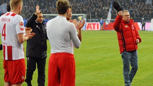 
                <strong>Peter Stöger verabschiedet sich</strong><br>
                Nach einem späten, aber verdienten 2:2-Unentschieden verabschiedeten sich Stöger (re.) und Co-Trainer Manfred Schmid (li.) vom mitgereisten Abgang - eine Szene mit Symbol-Charakter. Nach nur drei Punkten aus 14 Bundesliga-Spielen ist die Trennung sportlich auf jeden Fall nachvollziehbar, dennoch bekamen Stöger/Schmid tosenden Applaus vom Kölner Anhang, was für ihr immer noch hohes Standing spricht.
              