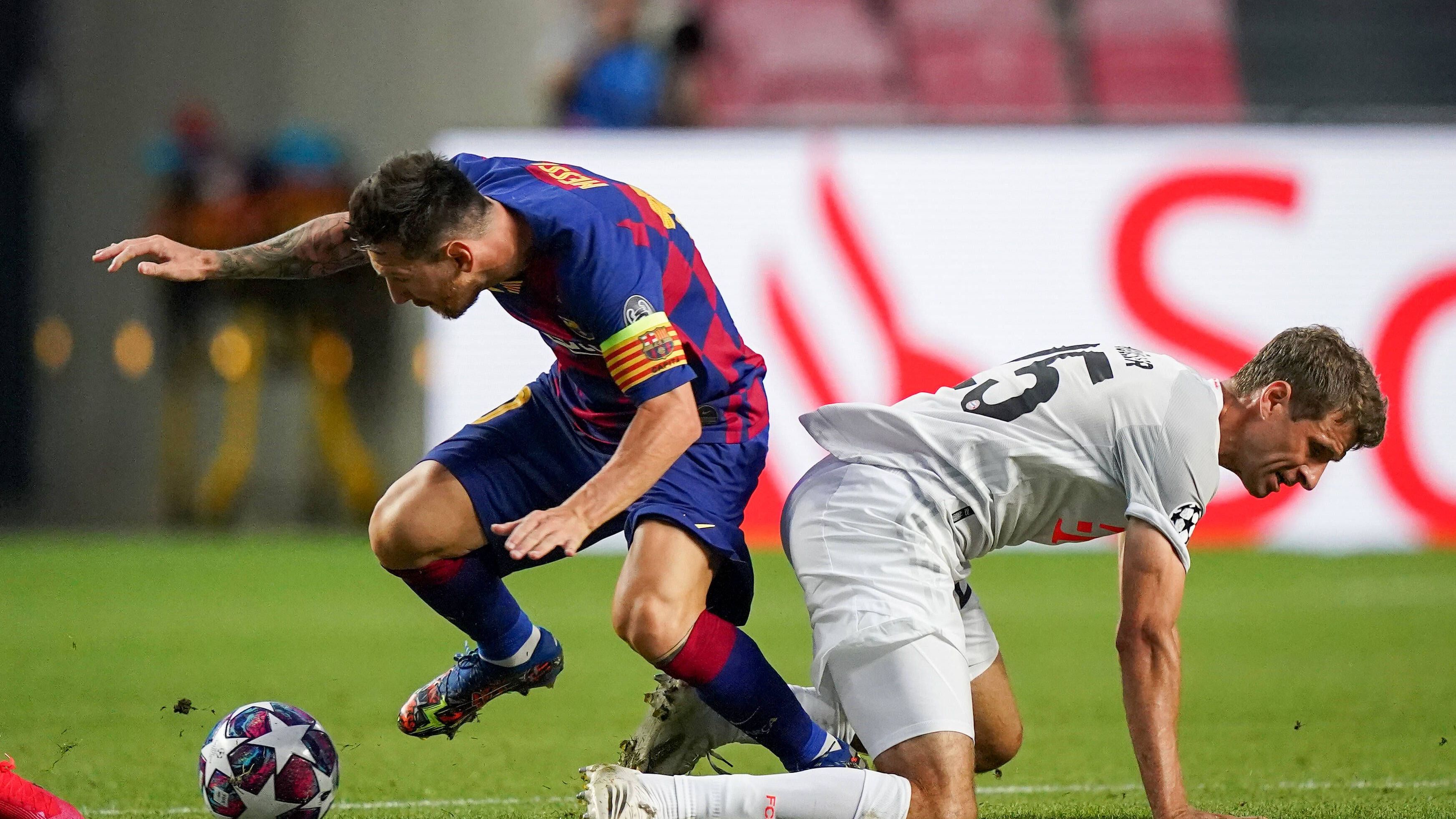 <strong>Alle Duelle zwischen Müller und Messi</strong><br>Am 14. August 2020 kreuzten die beiden Weltmeister wieder die Klingen, diesmal im Viertelfinale der Champions League. Wegen der Corona-Pandemie gab es beim Finalturnier in Lissabon nur ein Spiel, das der FC Bayern mit 8:2 gewann - ein denkwürdiger Abend. Thomas Müller erzielte zwei Tore, später gewann er seinen zweiten Champions-League-Titel.