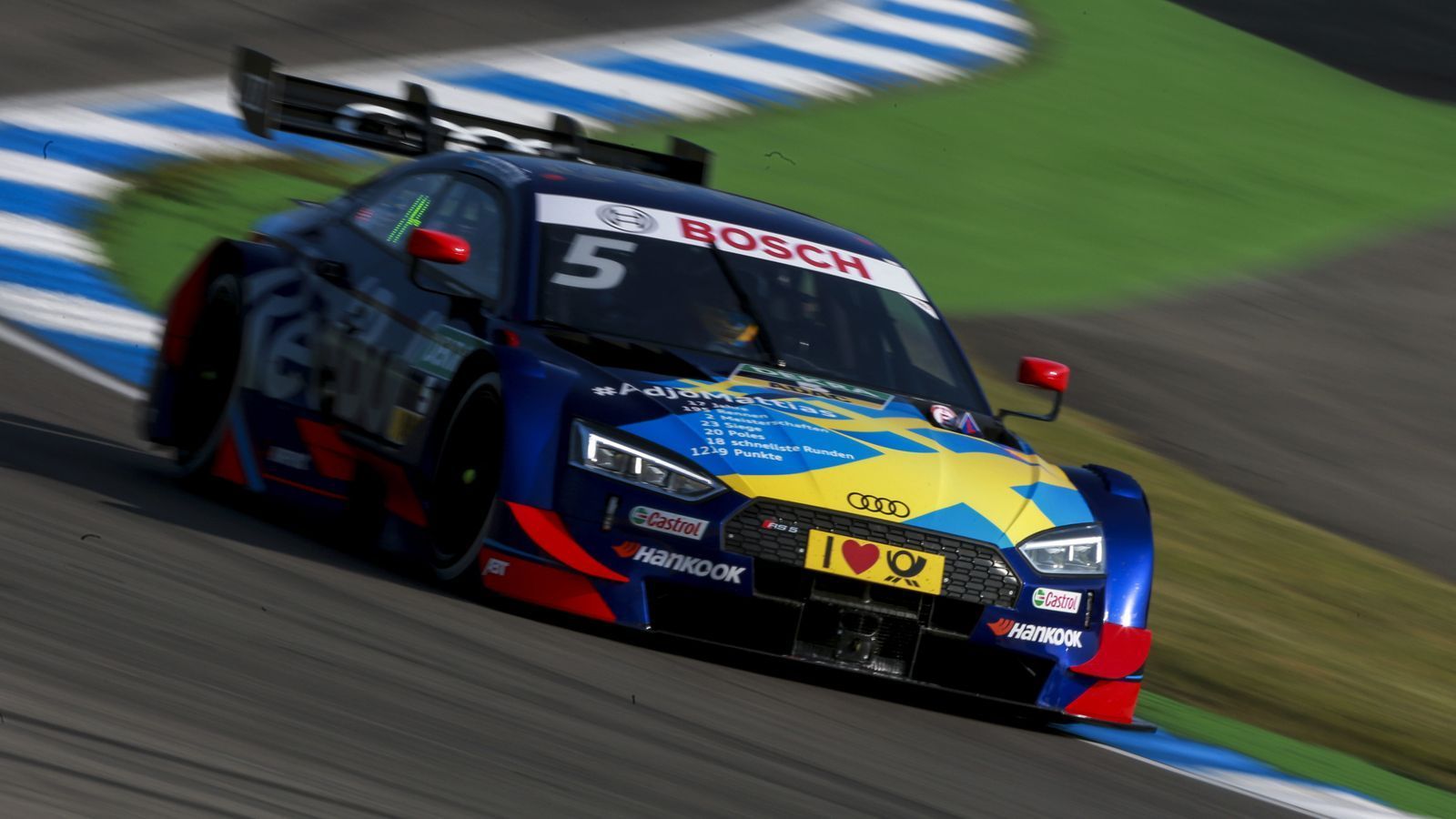 
                <strong>Mattias Ekström (2018)</strong><br>
                Nach 17 Jahren verabschiedete sich der Schwede von der DTM-Bühne und absolvierte beim Saisonauftakt in Hockenheim 2018 zwei Abschiedsrennen im Rahmen eines Gaststarts. Im Audi RS 5 DTM wurde der zweimalige DTM-Champion im ersten Rennen 17., ...
              