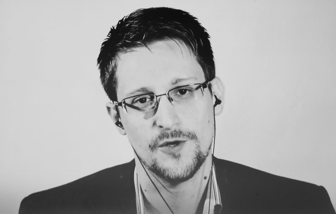 2013 deckte der ehemalige CIA- und NSA-Mitarbeiter eine der größten Spionage-Affären der Welt auf. Er spielte dem Journalisten Glenn Greenwald Informationen über die massive, globale Internet-Überwachung durch die US-Geheimdienste zu. Seitdem existiert in den USA ein Haftbefehl gegen ihn. 
Bei Snowdens Flucht über Hongkong nach Ecuador strandete er in Moskau, wo er Asyl bekam. Seitdem lebt der Whistleblower im russischen Exi