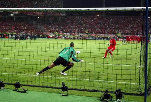 
                <strong>Champions-League-Finale 2005 - Djibril Cisse</strong><br>
                Als nächstes war Djibril Cisse an der Reihe und ließ Milans Torwart Dida ebenfalls keine Chance.
              