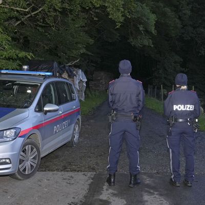  Österreich, St. Marein bei Graz: Polizei ist bei einem Murenabgang in einem Wald in St. Marein bei Graz im Einsatz. In der Nähe vo