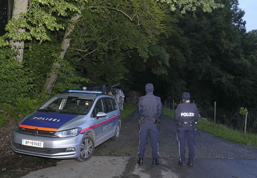 Österreich, St. Marein bei Graz: Polizei bei dem Murenabgang in einem Wald im Einsatz. 