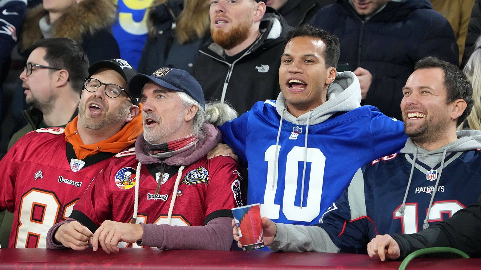 
                <strong>Tampa Bay Buccaneers vs. Seattle Seahawks: Verrückte Fans beim Munich Game</strong><br>
                Fans der Giants, Patriots und Buccaneers Arm in Arm? Nur in München möglich.
              