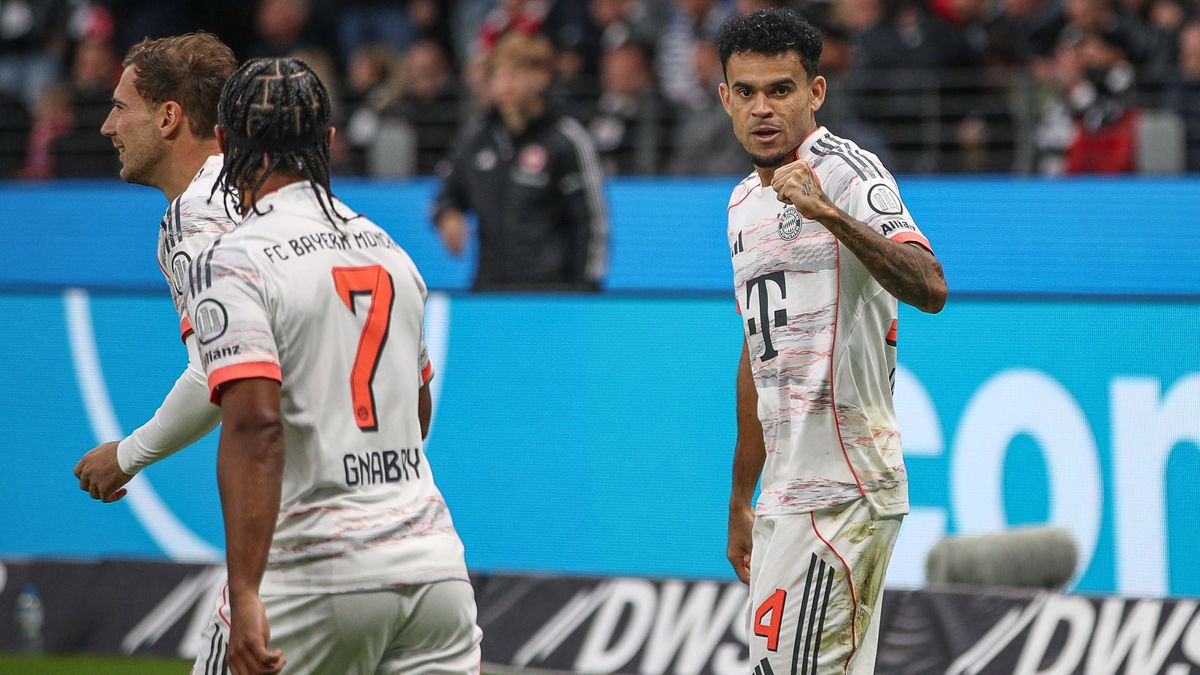 Siegerfaust nach seinem Treffer zum 0:1 Luis Diaz (FC Bayern Muenchen, 14), GER, Eintracht Frankfurt vs. 1. FC Bayern Muenchen, 1. Bundesliga, 6. Spieltag, 2025 2026, 04.10.2025, DFL REGULATIONS PR...