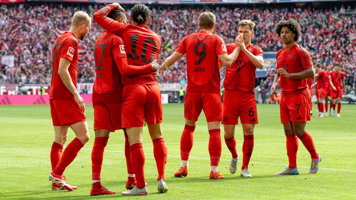 Torjubel zum 2:0, Konrad Laimer 27 (FC Bayern Muenchen), Michael Olise 17(FC Bayern Muenchen), Leroy Sane 10 (FC Bayern Muenchen), Harry Kane 9 (FC Bayern Muenchen), Joshua Kimmich 6 (FC Bayern Mue...