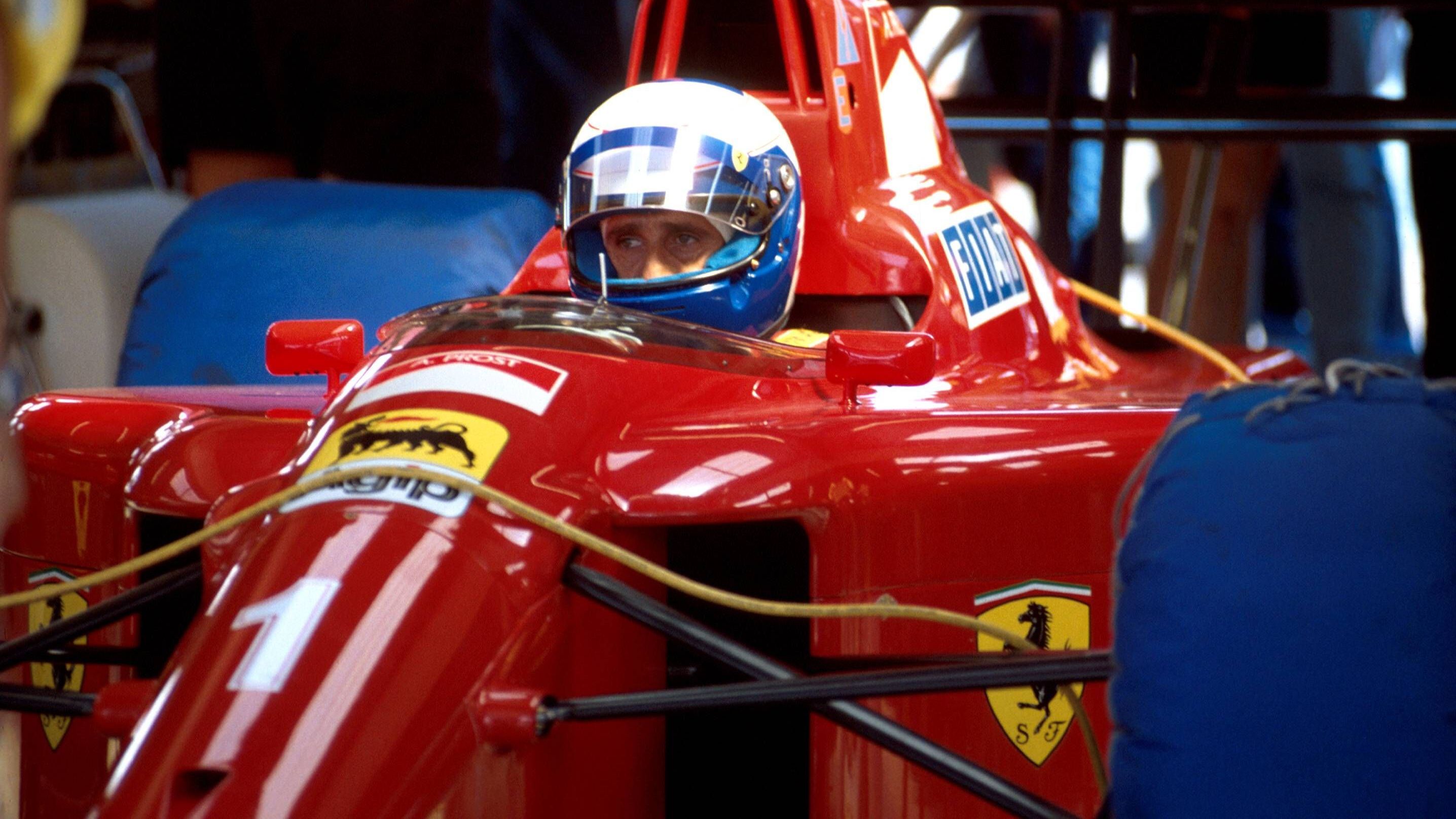 <strong>Alain Prost</strong><br>Der Teamchef stellte sich öffentlich gegen den Franzosen, eine Ära ging tragisch zu Ende. Im Jahr darauf hofften die Roten mit Prost auf den Titel – vergebens. Erneut kollidierten er und Ex-Teamkollege Senna in Japan, dieses Mal wurde aber der Brasilianer im McLaren Weltmeister. Prost blieb ein weiteres Jahr bei Ferrari, fuhr seinen vierten WM-Titel aber erst 1993 mit Williams ein.