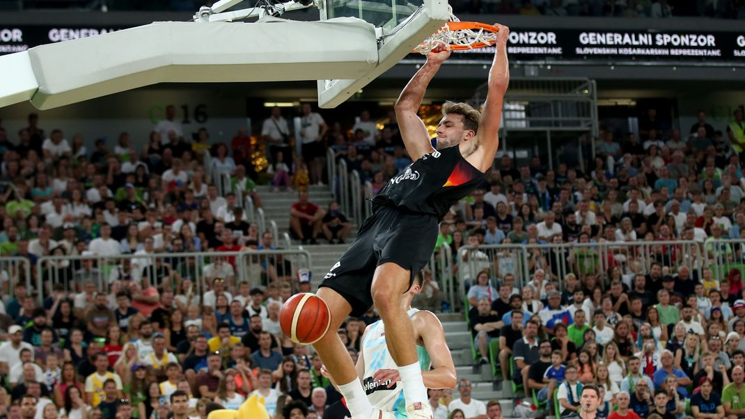 Deutschlands Basketball-Star Franz Wagner beim Dunking im EM-Vorbereitungsspiel gegen Slowenien am 8. August 2025.