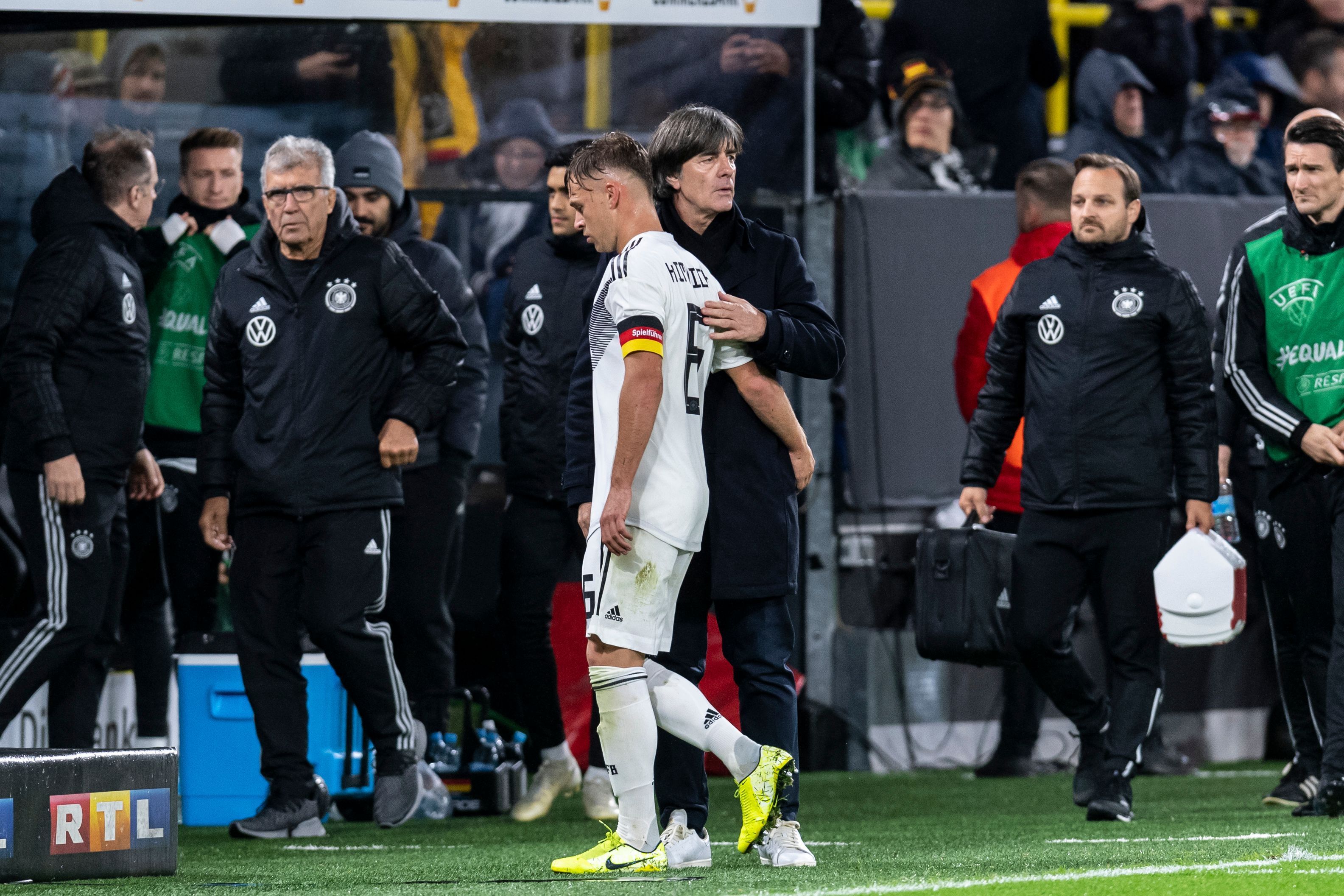 
                <strong>Die Kimmich-Lücke</strong><br>
                Der Ausfall von Joshua Kimmich reißt nicht nur in das Mittelfeld des FC Bayern eine erhebliche Lücke, sondern auch in das der deutschen Nationalmannschaft. Bundestrainer Joachim Löw hat beständig die Partnerschaft zwischen Kimmich und Real-Dirigent Toni Kroos in der deutschen Schaltzentrale gefestigt. Nach seiner Operation am Außenmeniskus teilte Bayern mit, dass Kimmich voraussichtlich im Januar zurückkommt - bis dahin muss auch Löw ohne ihn auskommen. Das dürfte den Bundestrainer besonders schmerzen, da er jedes Spiel braucht, um sein Projekt "neue Nationalelf" weiter voranzutreiben. 
              