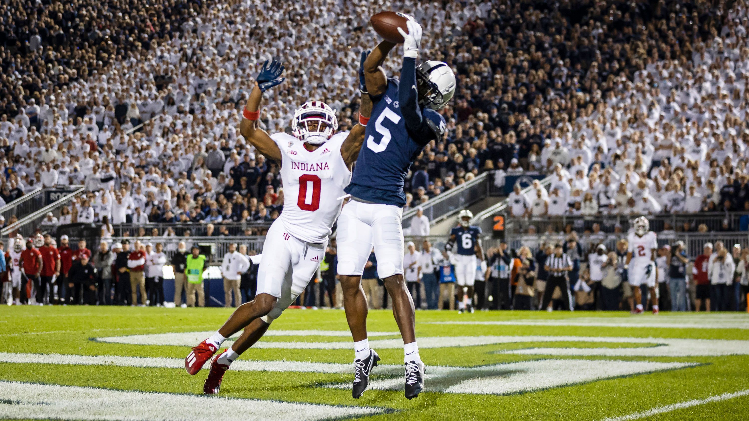 
                <strong>Jahan Dotson (Penn State Nittany Lions)</strong><br>
                Aufgrund seiner eher unterdurchschnittlichen Größe und Athletik ist Dotson nicht der Receiver, der haufenweise Tackles bricht oder überragende Blocks setzt. Dafür gefällt der 21-Jährige mit einer schnellen Beinarbeit, flinken Richtungswechseln, einer hohen Fangsicherheit und seiner Fähigkeit, auch aus schwächeren Würfen das Maximum herauszuholen. Dotson schaltet nicht ab, läuft seine Routen konsequent und gilt als Spieler mit Wettkampfmentalität. Er kann als Slot- sowie als Outside-Receiver eingesetzt werden und fungierte auf dem College zudem als Punt Returner. US-Experten rechnen mit einem Pick in Runde eins oder zwei.
              