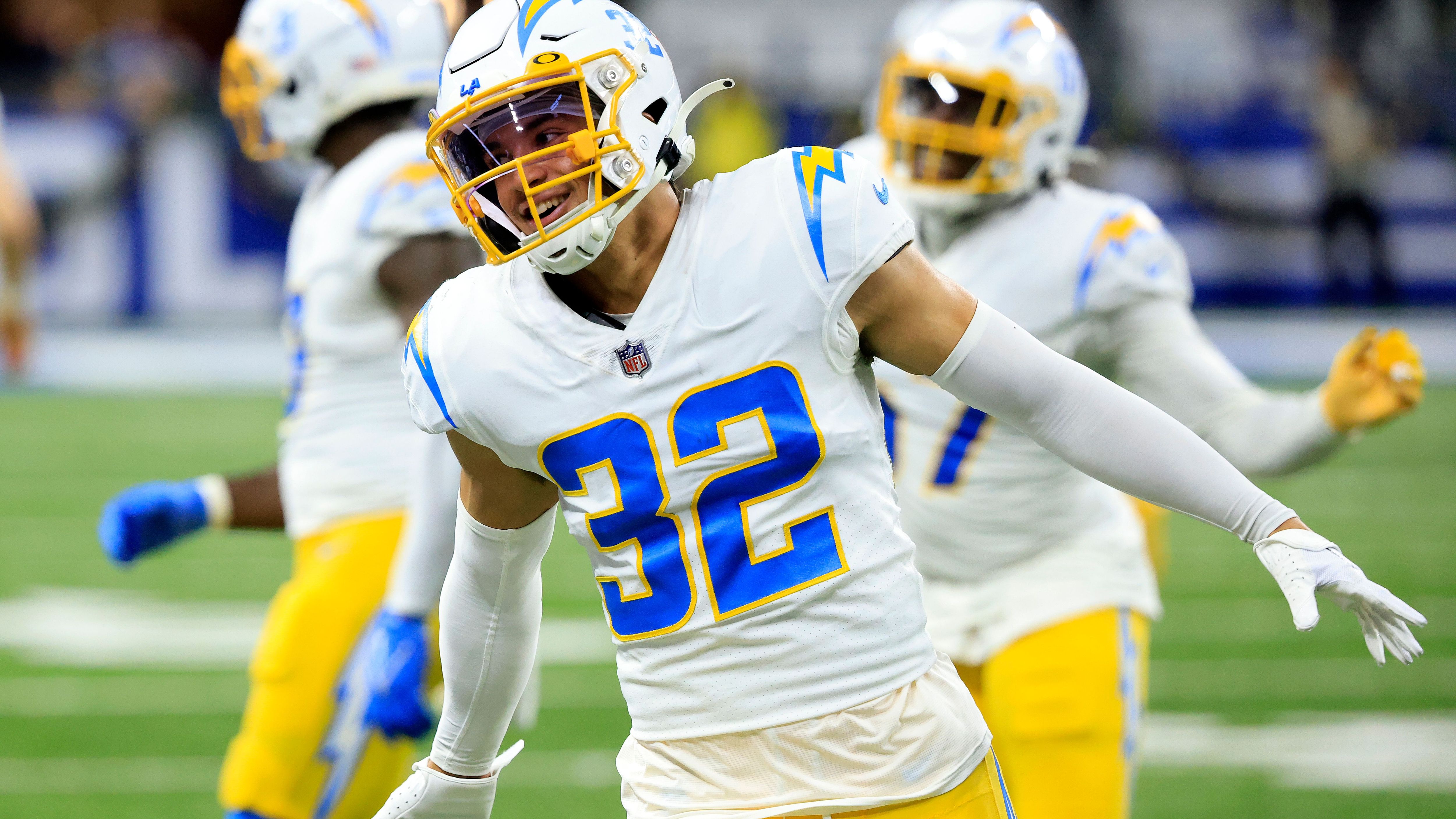 <strong>Los Angeles Chargers: Stärken (Offensive)</strong><br>Die Offensive Line um das junge Tackle-Duo Rashawn Slater und Jamaree Salyer und Center Corey Linsley kann sich ebenfalls sehen lassen. Offensive Coordinator Kellen Moore soll nun die PS auf die Straße bringen, die sein Vorgänger Joe Lombardi nicht immer zu Nutzen wusste.