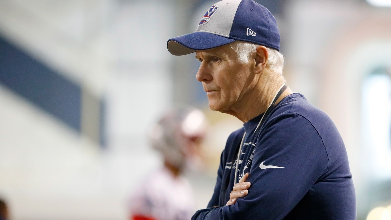 
                <strong>Offensive Line</strong><br>
                Nach 34 Jahren bei den Patriots hat sich Dante Scarnecchia (Foto) in den Ruhestand verabschiedet. Seine Nachfolge für die Offensive Line übernehmen gleich zwei Trainer: Cole Popovich und Carmen Bricillo. Beide bekleideten die Position zuvor im College-Football. Popovich war bereits seit 2015 bei den Patriots, zuletzt als Assistant Running Backs Coach. Bricillo geht in seine zweite Saison. Er war 2019 noch Coaching Assistant.
              