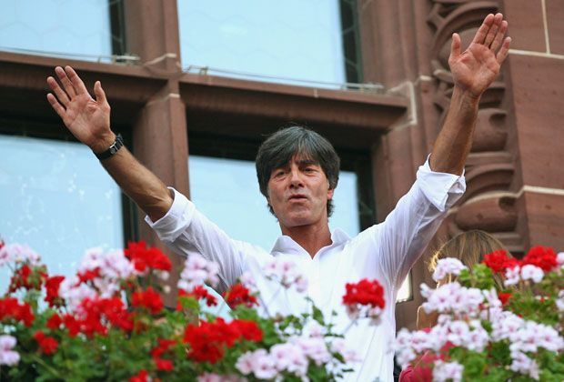 
                <strong>Freiburg feiert "Popstar" Löw</strong><br>
                "Ich bin einer von euch und einer von hier, und darüber bin ich sehr, sehr glücklich", ruft der Bundestrainer den Anhängern vom Rathaus-Balkon der Stadt Freiburg zu.
              