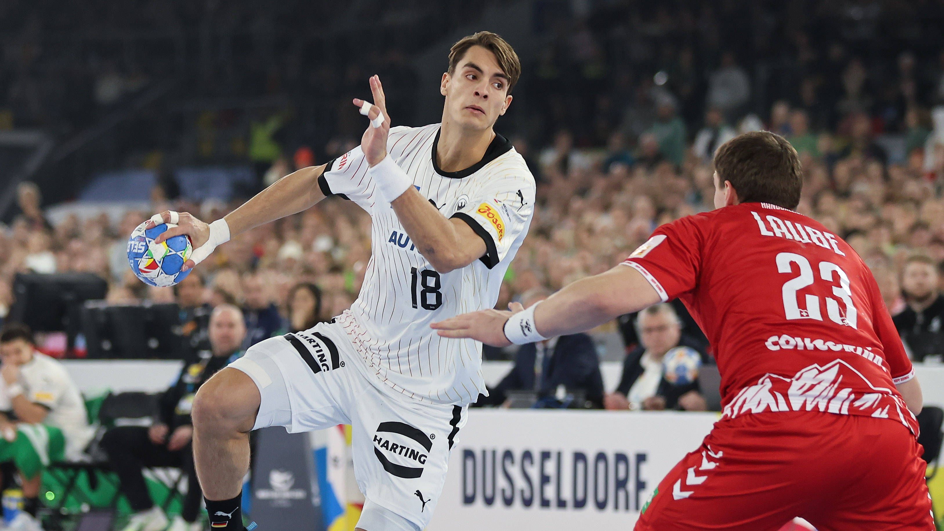 <strong>Rückraum links: Julian Köster</strong> <br>Unfassbares Spiel gegen die Schweiz, durchschnittlicher Auftritt gegen Nordmazedonien, bewies sein Weltklasse-Potenzial gegen Frankreich. Köster ist trotz seiner 23 Jahre "vielleicht sogar der wertvollste Spieler", sagte Gislason. Legt im Schnitt drei Tore und vier Assists auf, dazu defensiv mit 2 Steals und 1 Turnover pro Partie. Hat mit Golla zusammen das Potenzial, einen deutschen Weltklasse-Block zu bilden! <strong><em>ran</em>-Note: 2</strong>