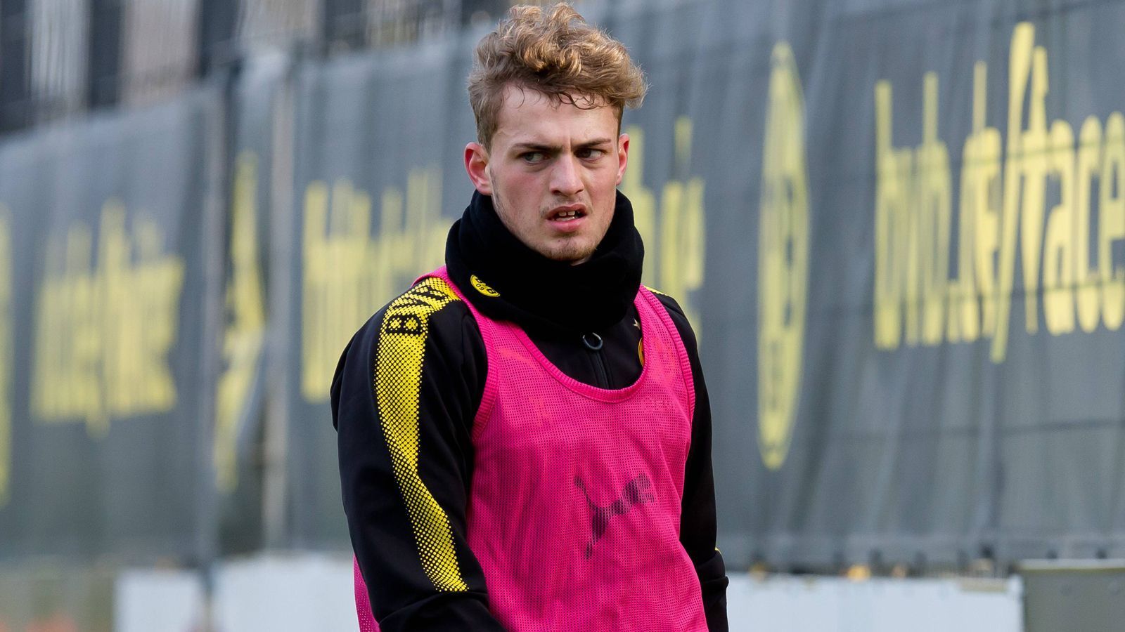 
                <strong>Jacob Bruun Larsen (Borussia Dortmund)</strong><br>
                Wie Isak und Zagadou, so soll auch der Däne Jacob Bruun Larsen laut "Bild" den BVB auf Leihbasis verlassen - erneut! Der 19 Jahre alte Linksaußen war schon in der Rückrunde der Vorsaison an Dortmunds Ligakonkurrenten VfB Stuttgart verliehen, kam dort aber nur ganz selten zum Zug (104 Minuten, aufgeteilt auf vier Einsätze). Nun suchen die Dortmunder für den Offensivmann erneut einen Leih-Verein, bei dem das Talent den viel zitierten nächsten Schritt machen kann. Bruun Larsens Vertrag beim BVB läuft noch bis 2021.
              