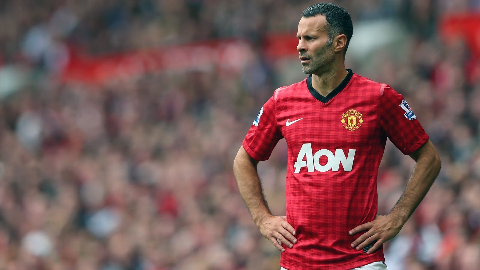 
                <strong>Mittelfeld: Ryan Giggs</strong><br>
                ... Rekordspieler Ryan Giggs gehört zum Investoren-Pool des Klubs in der Nähe Manchesters, ebenso die Neville-Brüder und Beckham. 927 Mal lief der Waliser Giggs für ManUtd als Profi auf, war auch bei allen 13 Titelgewinnen des Klubs in der Premier League Teil des Kaders. Direkt nach dem Ende als Spieler durfte Giggs 2014 auf die Trainerbank, zunächst als Interims-Trainer, danach als Assistent von Louis van Gaal. Heute steht der 46-Jährige längst selbst als Nationaltrainer seines Heimatlandes in der Hauptverantwortung. 
              