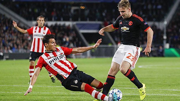 
                <strong>Beste Martial-Arts-Effekte: Hector Moreno</strong><br>
                Beste Martial-Arts-Effekte: Hector Moreno. Am 15. September 2015 schreibt Hector Moreno vom PSV Eindhoven ein unrühmliches Stück Champions-League-Geschichte. Beim 2:1 im Heimspiel gegen Manchester United senst der Mexikaner Luke Shaw ohne Rücksicht auf Verluste um. Folge: Das Foul-Opfer bricht sich das Schienbein und hat bis zu unserer Preisverleihung kein Spiel mehr absolvieren können. Der Übeltreter langt wenige Tage später übrigens nochmal zu und tritt beim 1:2 bei Heraclas Almelo Flügelstürmer Oussama Tannane vom Platz.
              