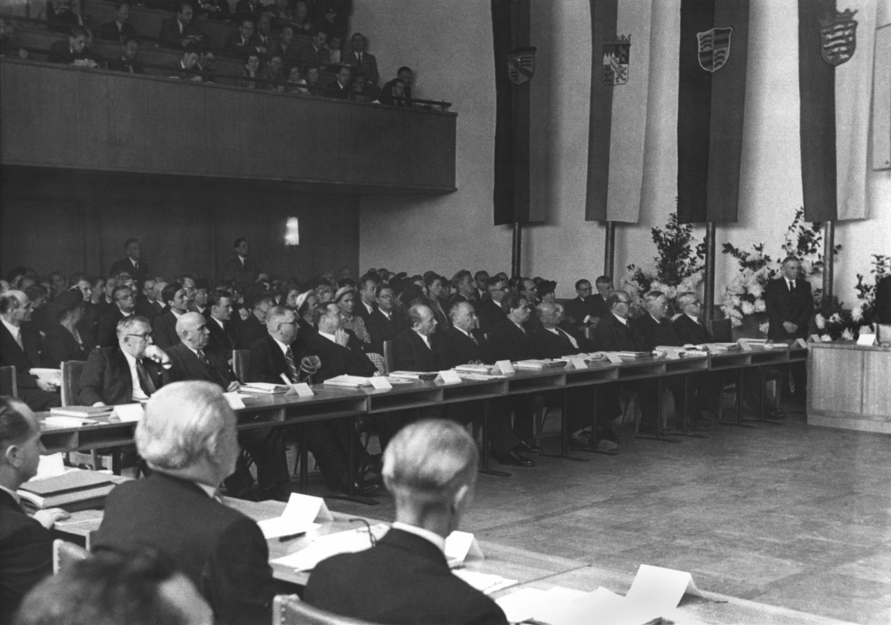 Am 7. September 1949 findet die konstituierende Sitzung des Bundesrates statt. Die hier zu sehende Aula der Pädagogischen Akademie zu Bonn am Rhein ist viele Jahrzehnte lang der Plenarsaal des Bundesrates.
