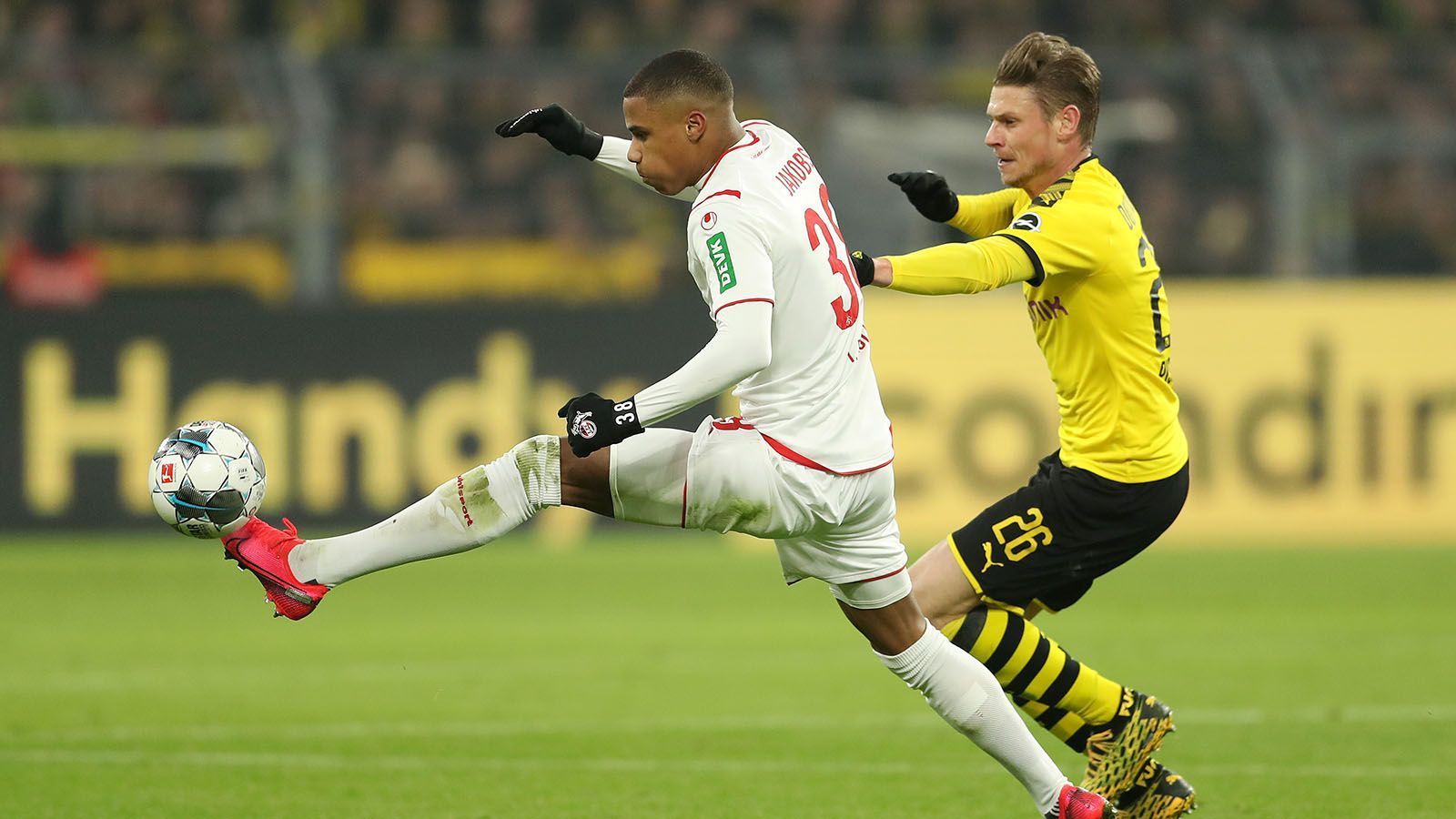 
                <strong>Lukasz Piszczek</strong><br>
                Solider Auftritt hinten rechts in Halbzeit eins. Nicht immer akkurat in seinen Pässen, aber auch ohne große Patzer. Verliert im zweiten Durchgang nach einem Eckball beim Herausrücken Uth aus den Augen. ran-Note: 3
              