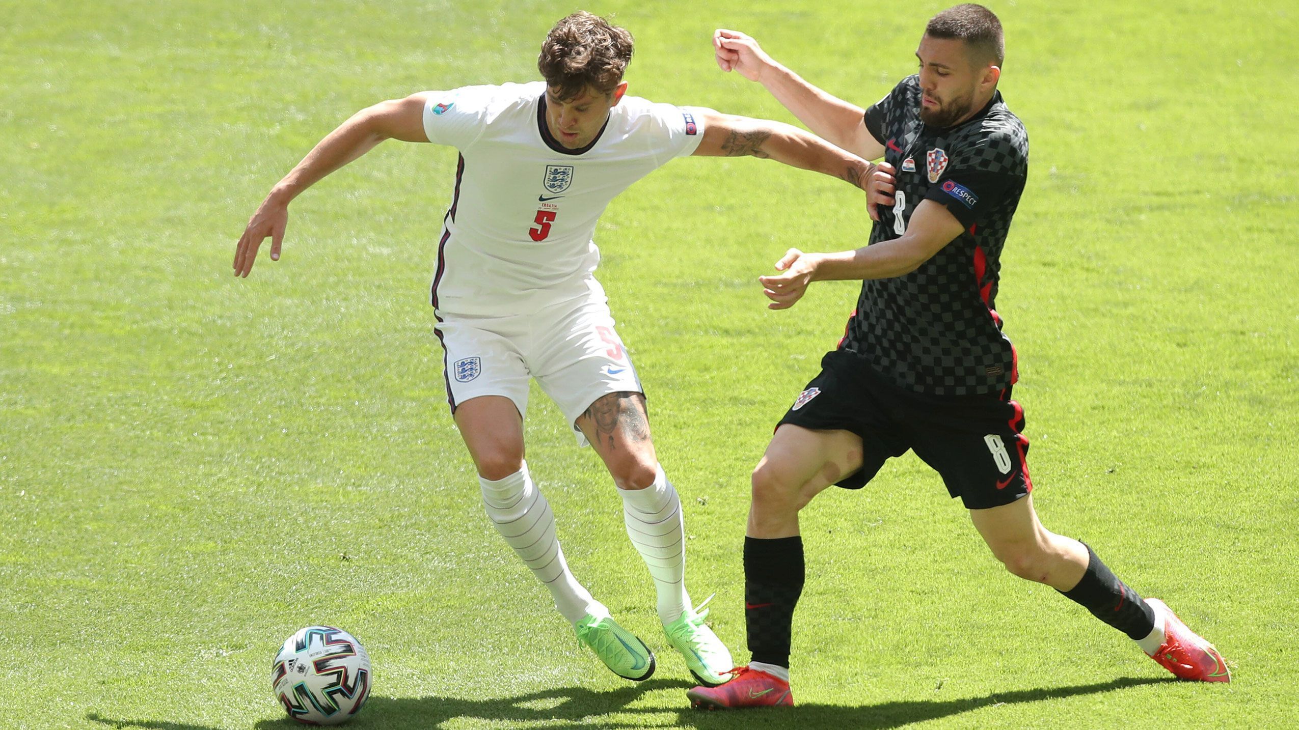 
                <strong>John Stones (England)</strong><br>
                Auch er liefert einen ordentlichen Auftritt ab, lässt in der Innenverteidigung nur wenig zu und sorgt mit dafür, dass die wenigen offensiven Bemühungen der Kroaten erfolglos bleiben. ran-Note: 3
              