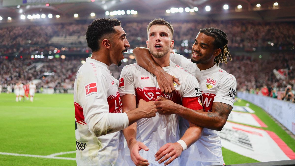 Stuttgart , Bundesliga Fußball VfB Stuttgart vs. FC St. Pauli, v.l. Tiago Tomas (VfB) Ermedin Demirovic (VfB) Lorenz Assignon (VFB) jubeln nach dem Tor zum 1:0 Gemäß den Vorgaben der DFL Deutschen ...