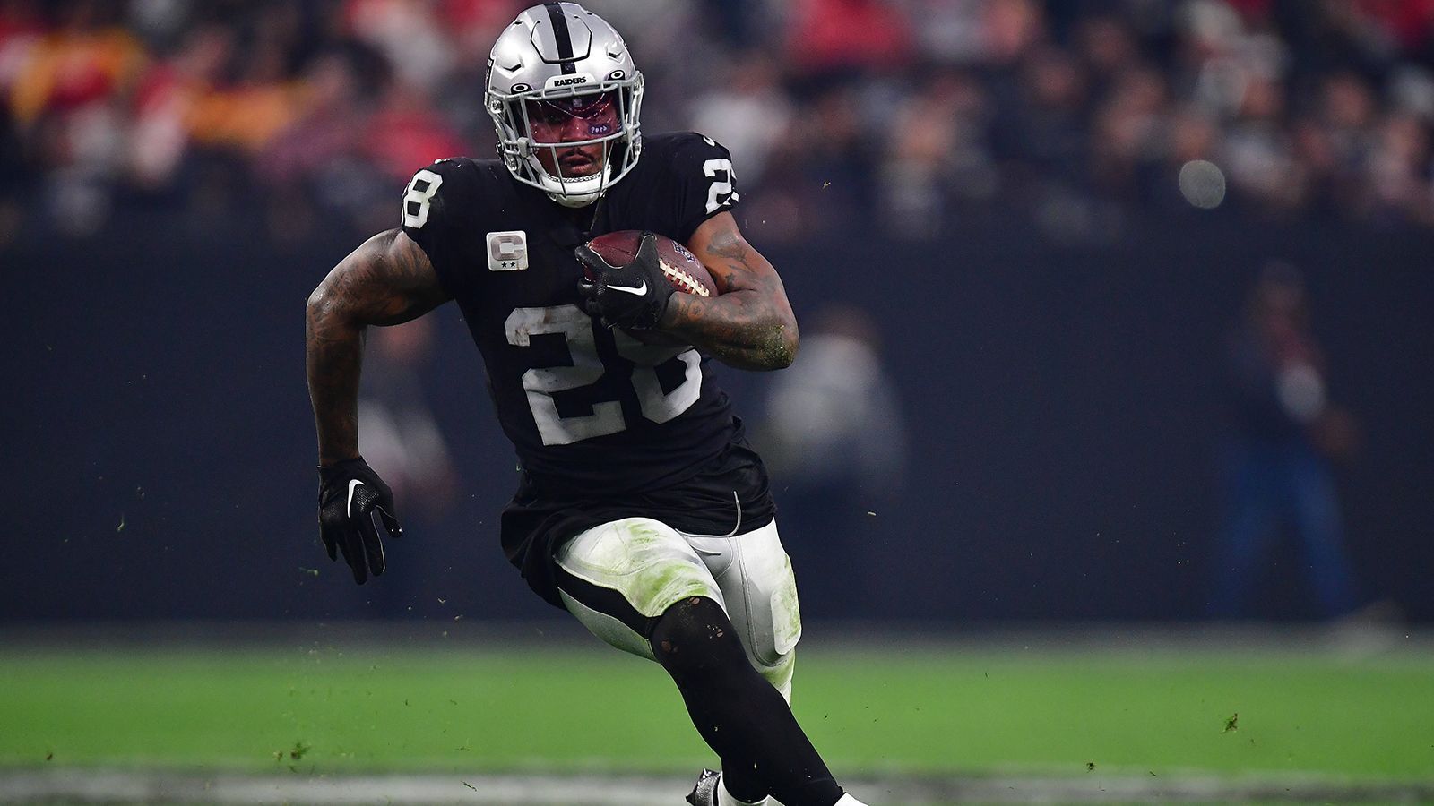 
                <strong>Las Vegas Raiders </strong><br>
                &#x2022; <strong>Name:</strong> Josh Jacobs<br>&#x2022; <strong>Position:</strong> Running Back<br>&#x2022; <strong>Stats 2022:</strong> 1.653 Rushing Yards, 340 Carries, zwölf Touchdowns, 400 Receiving Yards<br>
              