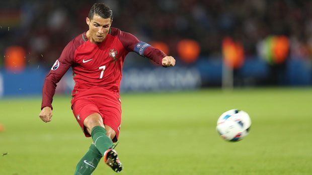 
                <strong>Ronaldo versagt vom Punkt</strong><br>
                Dabei hatte der Superstar von Real Madrid den Sieg seiner Portugiesen selbst auf dem Fuß.
              
