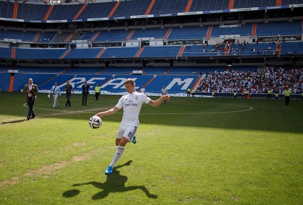 
                <strong>Kunststücke für die Zuschauer</strong><br>
                Auf dem Rasen des Santiago Bernabeu zeigt der Mittelfeldspieler ein paar Kunststücke mit dem Ball und schießt ihn in die Zuschauermenge.
              