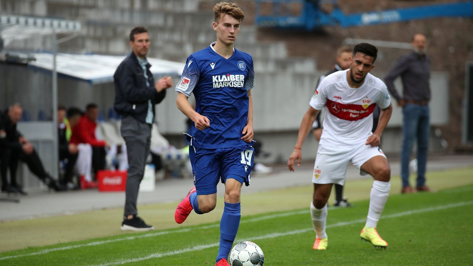 
                <strong>Dominik Kother (Karlsruher SC)</strong><br>
                Bundestrainer Stefan Kuntz coachte von 2000 bis 2002 den Karlsruher SC und nun nominierte er ausgerechnet von seinem Ex-Klub mit Dominik Kother ein waschechtes Eigengewächs. Der 20 Jahre alte Außenbahnspieler kickt seit frühester Jugend für die Badener und schaffte im Saisonfinish zuletzt seinen Durchbruch beim Zweitliga-Aufsteiger, der bis zuletzt in den Abstiegskampf verwickelt war. Am 34. Spieltag sorgte Kother mit seinem ersten Zweitliga-Tor in Fürth für den zwischenzeitlichen Ausgleich, später gewann der KSC sogar noch mit 2:1 und hielt so doch direkt die Klasse.
              