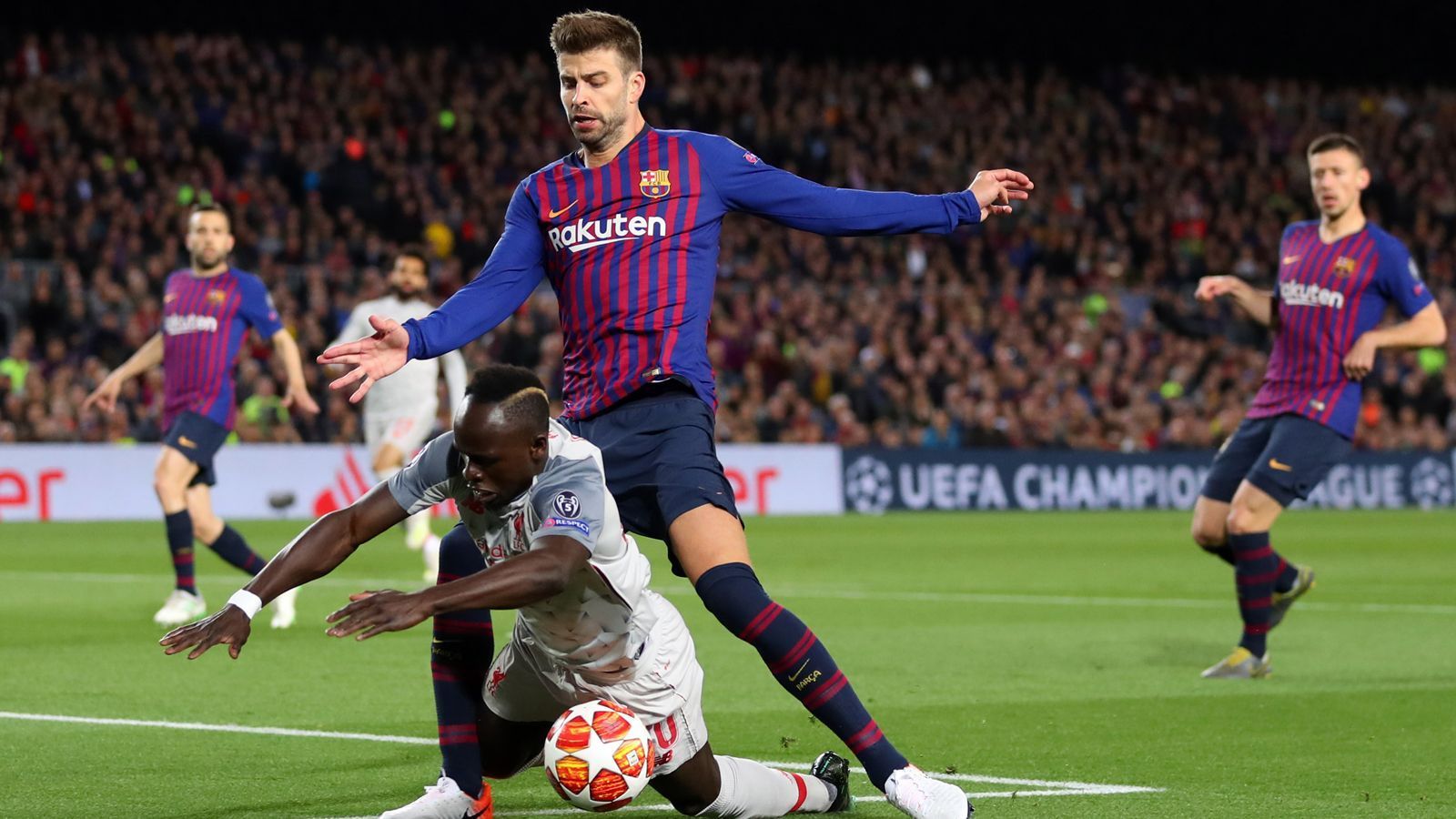 
                <strong>Gerard Pique</strong><br>
                Der spanische Innenverteidiger hat vor allem bei den schnellen Angriffen seine Probleme. Sein Geschwindigkeitsdefizit fällt mehrmals auf. Die beste Chance für Liverpools Mane in der 35. Minute kommt zustande, weil Pique das Tempo des Liverpool-Stürmers nicht mitgehen kann. Positiv sind dafür seine Zweikampfstärke und sein Stellungsspiel. ran-Note: 3
              