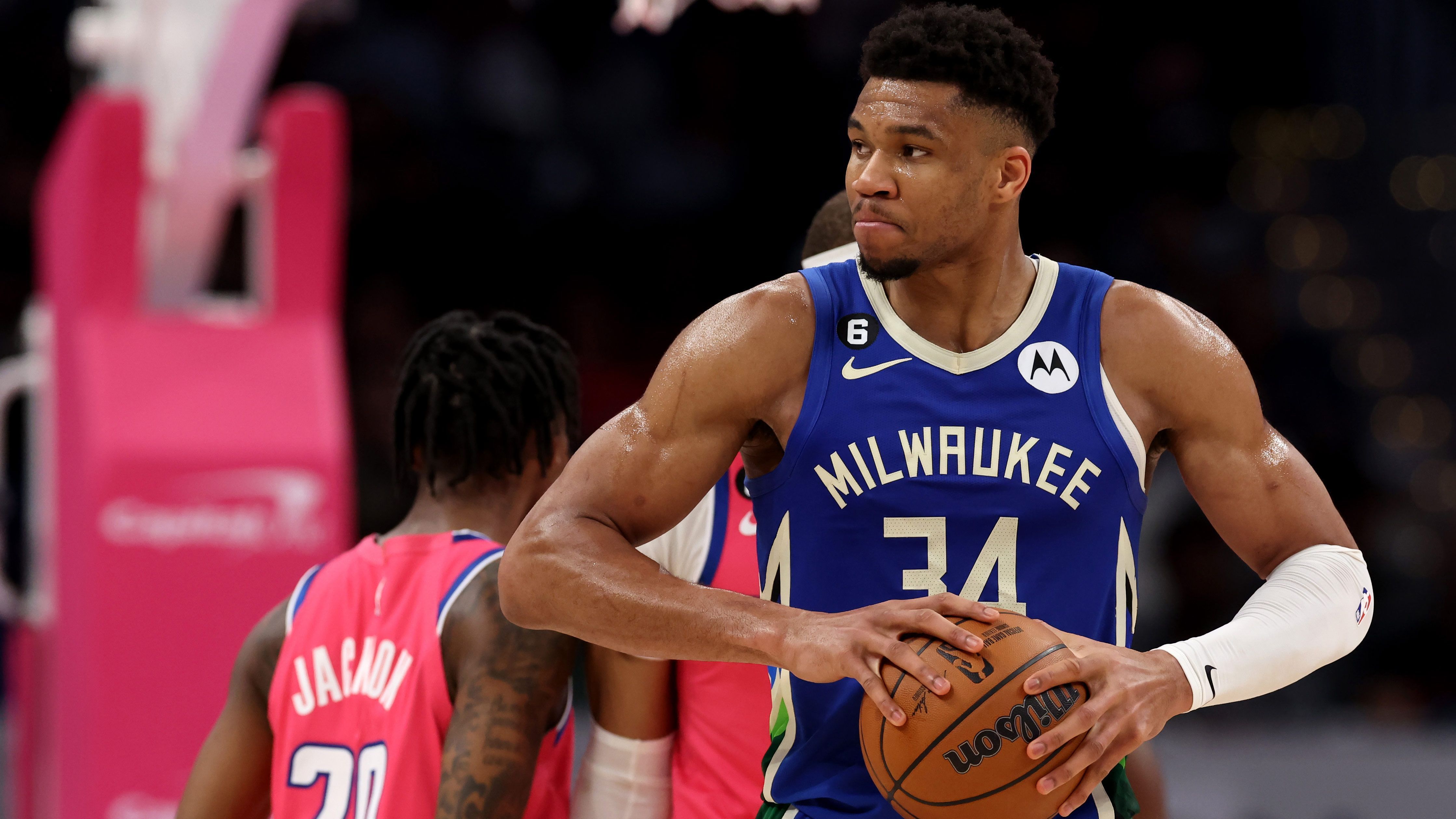 <strong>NBA - Platz 4: Giannis Antetokounmpo</strong><br>
                228,2 Millionen US-Dollar für fünf Jahre<br>Team: Milwaukee Bucks<br>Vertragsbeginn: 2021
