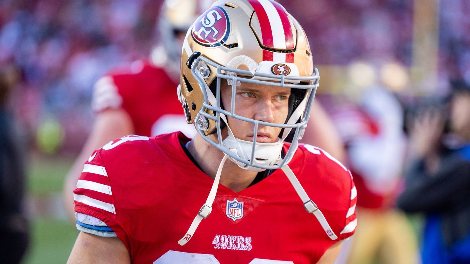 
                <strong>San Francisco 49ers</strong><br>
                Christian McCaffrey: Treue und Loyalität ist oft ein Faktor für die Beliebtheit eines Spielers. Einen Spieler wie McCaffrey aber bei den erfolglosen Carolina Panthers versauern zu sehen, brach fast jedem NFL-Fans das Herz. Umso schöner, dass sich der Trade der 49ers sowohl für die Franchise als auch für den Running Back ausgezahlt hat und er in seinem sechsten NFL-Jahr nach der großen Trophäe greift.
              