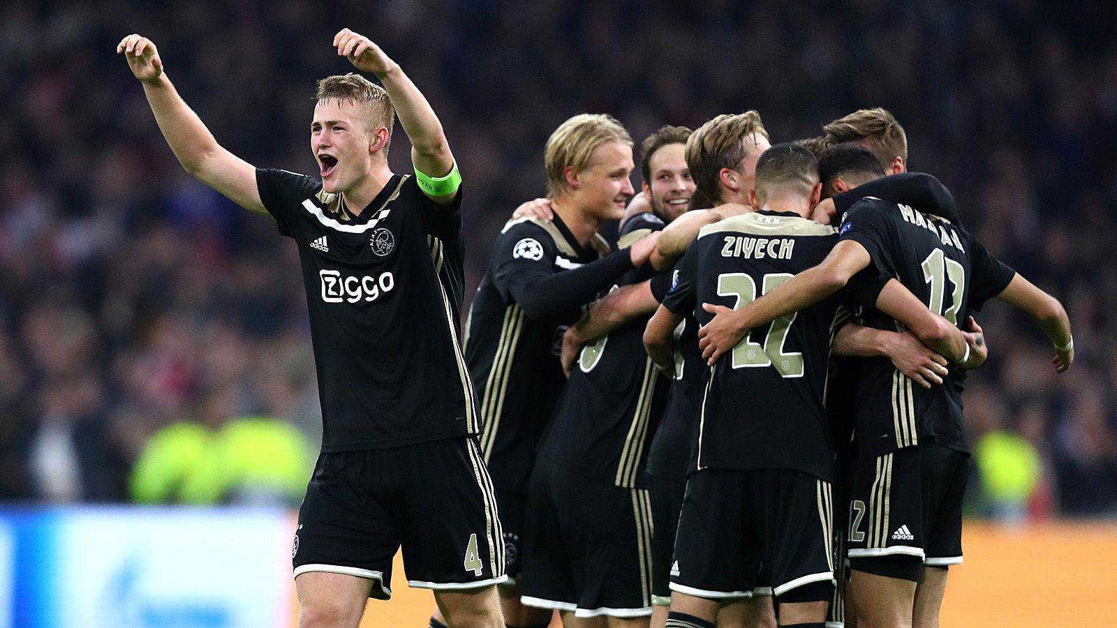 
                <strong>Platz 10: Ajax Amsterdam</strong><br>
                Die Niederländer haben Europa mit erfrischendem Offensiv-Fußball begeistert. In der Gruppe waren sie den Bayern an Spielwitz und Schnelligkeit überlegen, ihnen fehlte aber Erfahrung. Am Ende gab es Tabellenplatz zwei. Ein großer Erfolg für den Klub, der als Qualifikant gestartet war. Im Achtelfinale könnte der jugendliche Sturm und Drang aber zu wenig sein.
              