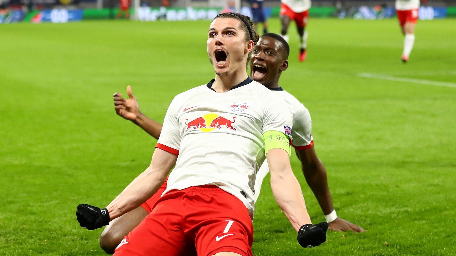 
                <strong>Marcel Sabitzer (RB Leipzig)</strong><br>
                Der heimliche Star von RB Leipzig. Seit der Verletzung von Willi Orban Mitte November Kapitän der Bullen. Diese Rolle tut Sabitzer sichtlich gut. Gemeinsam mit seinem Landsmann Konrad Laimer bildet Sabitzer das zentrale Mittelfeld der Leipziger, laut Trainer Nagelsmann "das Herzstück" der Mannschaft. Sabitzer traf in Bundesliga und Champions League in dieser Saison schon zwölf Mal, erzielte eine der geilsten Buden überhaupt gegen St. Petersburg und schoss Tottenham mit seinem Doppelpack aus der Königsklasse.  
              