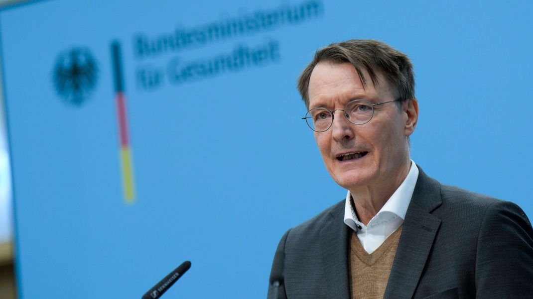 Aus dem Regierungsgeschäft ist er raus, nun widmet sich Karl Lauterbach (Bild) der Forschung.