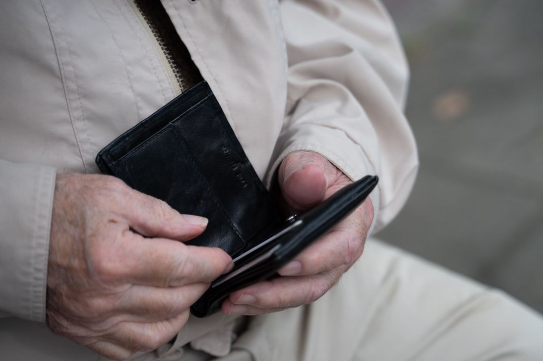 Durch die höheren Krankenkassenbeiträge bleibt manchen Rentner:innen weniger Geld. (Symbolbild)