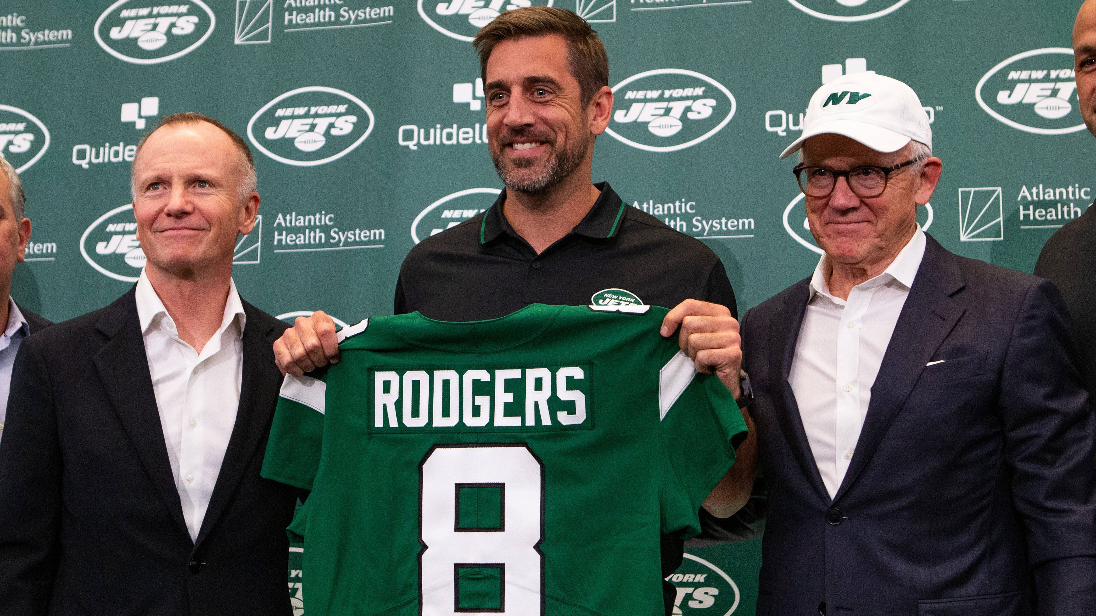 
                <strong>Platz 1: Aaron Rodgers (New York Jets)</strong><br>
                Diese hat mittlerweile auch Aaron Rodgers bei den New York Jets. Das Trikot des Quarterback-Routiniers ist im April der Bestseller, die Statistik zeigt einmal mehr, welche Wellen der Monster-Trade um den "Gunslinger" geschlagen hat. Den Nummern-Wechsel - weg von der zwölf, hin zur acht - scheint die Jets-Fans demnach nicht zu stören.
              