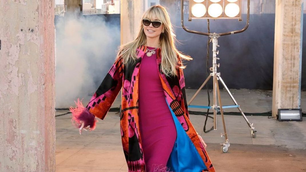 Ihr persönlicher Catwalk bei GNTM 2023:&nbsp;Heidi trägt ihre schwarz-funkelnde Sonnenbrille zusammen mit einem außergewöhnlichen Federkleid.