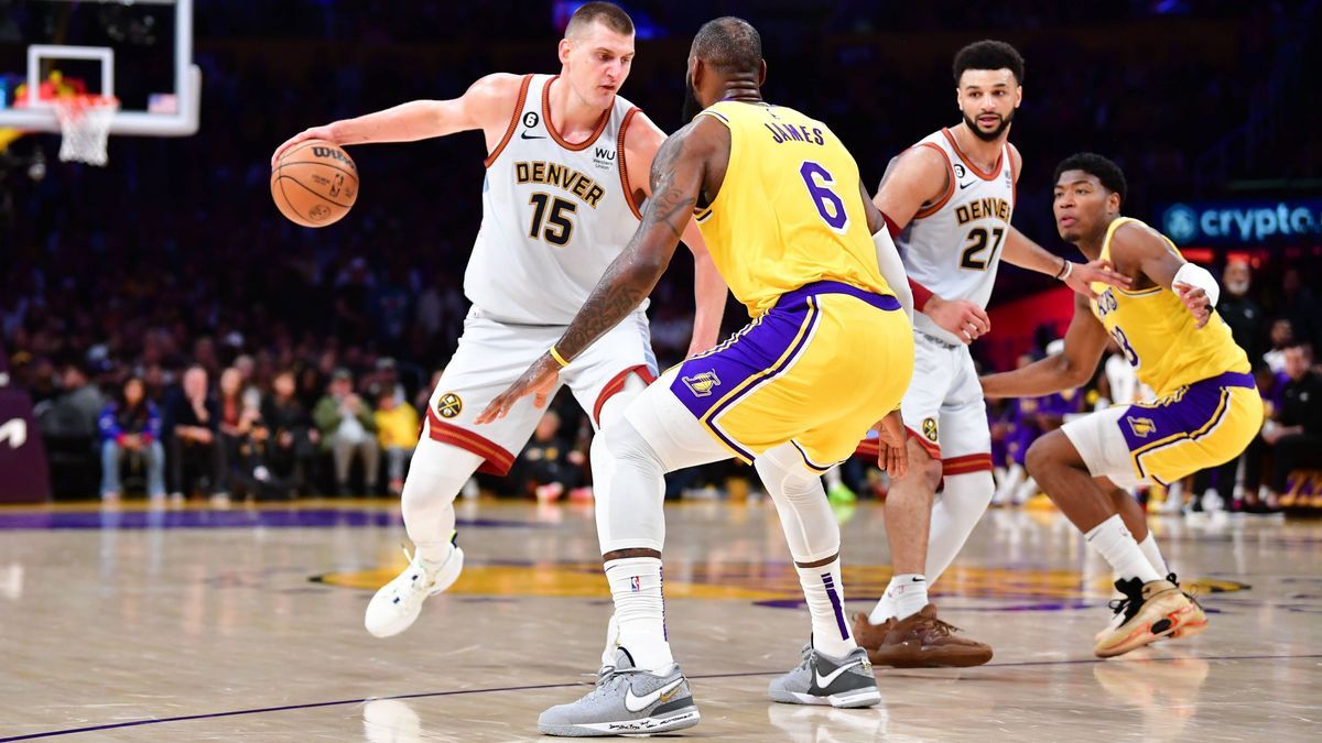 NBA, Basketball Herren, USA Playoffs-Denver Nuggets at Los Angeles Lakers May 22, 2023; Los Angeles, California, USA; Denver Nuggets center Nikola Jokic (15) drives to the basket against Los Angele...