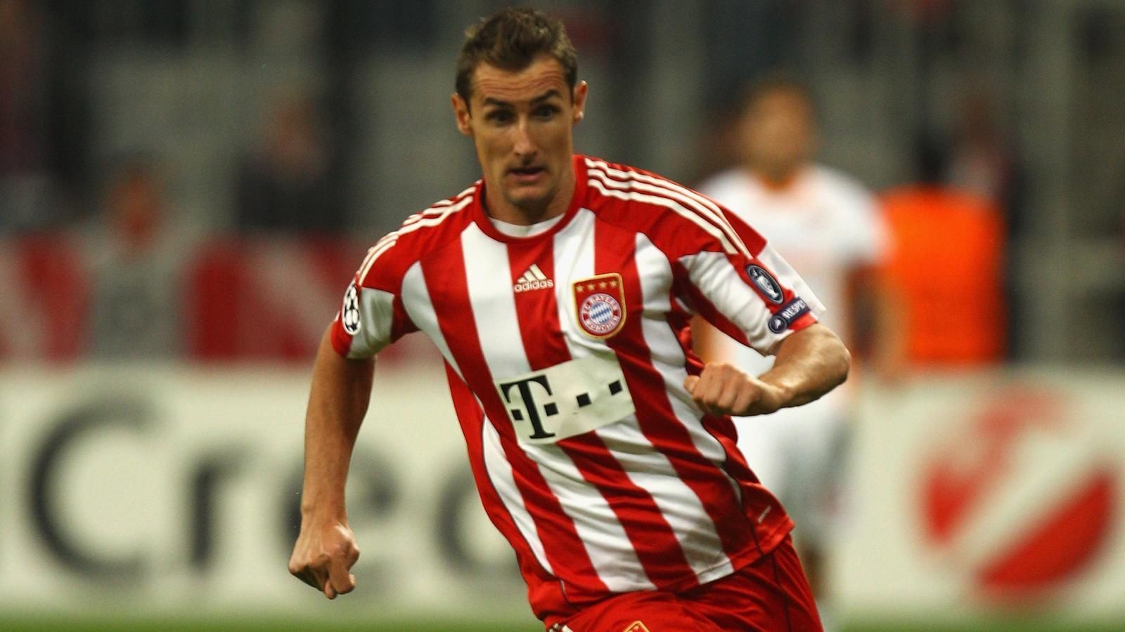 
                <strong>Platz 2: Miroslav Klose</strong><br>
                2007 von Werder Bremen zu Bayern MünchenAblöse: 15 Millionen EuroAlter zum Zeitpunkt des Transfers: 29
              