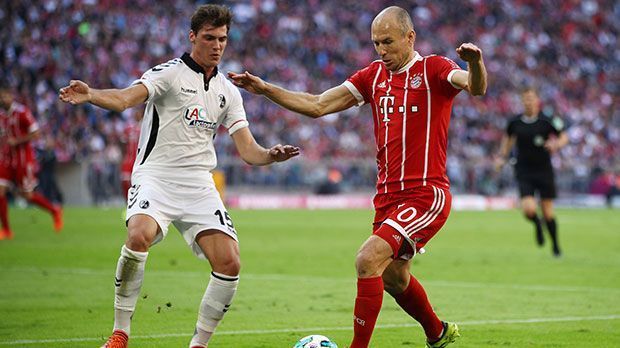 
                <strong>Arjen Robben</strong><br>
                Ihm ist die Freude über die Heynckes-Rückkehr am meisten anzusehen. Schon in der 6. Minute mit der ersten sehenswerten Szene. Zieht nach Doppelpass mit Müller in gewohnter Robben-Manier von der rechten Bahn in die Mitte. Scheitert zunächst an Keeper Schwolow, setzt aber nach. Trifft dann nur das Außennetz - aber der Biss ist da. In der 42. Minute als Vorbereiter zum 2:0. Robben zieht wieder in die Mitte und schließt ab. Schwolow kann diesmal nur abprallen lassen, so dass Coman aus zentraler Position einköpft. Auch nach der Pause zeigt Robben schöne Einzelläufe auf der rechten Seite. ran-Note: 2.
              