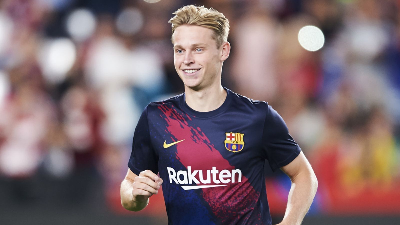 
                <strong>Frenkie de Jong (FC Barcelona)</strong><br>
                Der Mittelfeldspieler der Katalanen ist der dritte Niederländer im UEFA Team des Jahres. Neben seinen starken Leistungen im Nationaldress dürften vor allem seine Leistungen für Ajax Amsterdam dafür gesorgt haben, dass de Jong ins Team des Jahres gewählt wurde. Wie Landsmann de Ligt war er eine der Säulen im Ajax-Team, das das Champions-League-Halbfinale erreichte. Auch der 22-Jährige entschied sich im Sommer für eine neue Herausforderung und wechselte für 75 Millionen Euro zu Barca. Auch dort zählt de Jong zu den Eckpfeilern.
              