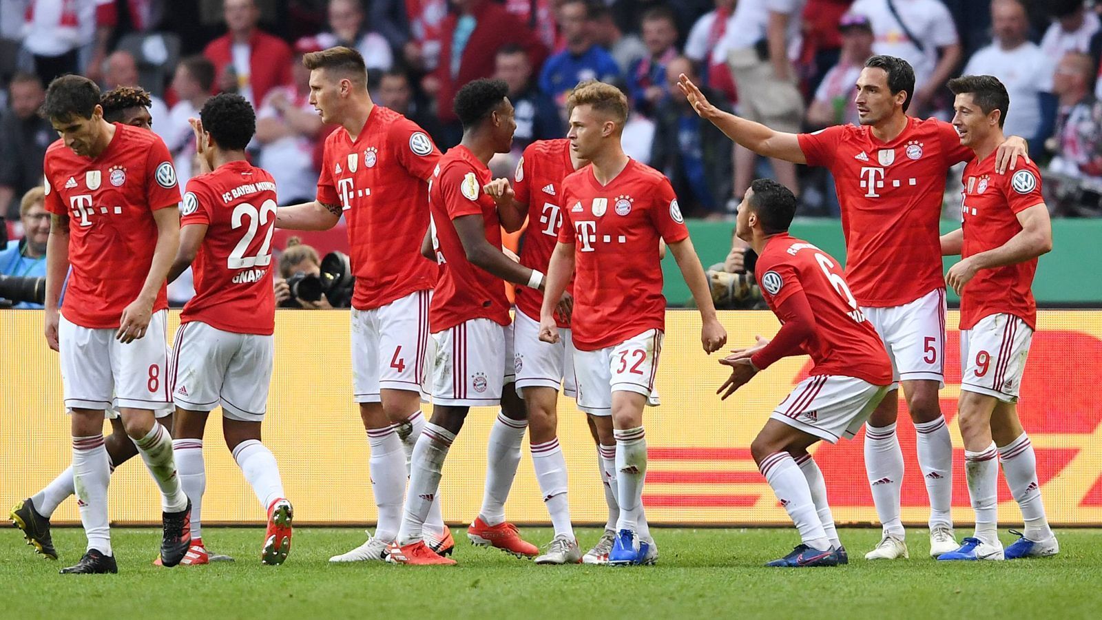 
                <strong>DFB-Pokal: Das Finale zwischen dem FC Bayern München und RB Leipzig in der Einzelkritik</strong><br>
                Der FC Bayern München sichert sich zum zwölften Mal das Double: Nach der Meisterschaft gewinnt der Rekordchampion auch das DFB-Pokalfinale gegen RB Leipzig. Wir haben beim 3:0 des FCB beide Teams benotet.
              