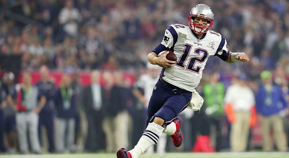 
                <strong>Tom Brady erläuft mehr als 100 Rushing-Yards</strong><br>
                Tom Brady scheint mit dem Alter immer mobiler zu werden. Vergessen sind die Tage, in denen der Quarterback steif und bewegungslos in der Pocket stand. Seit der Saison 2011 kam Brady nicht mehr über die 100-Rushing-Yards-Grenze. Im vergangenen Jahr brachte er es immerhin auf stolze 64 Rushing-Yards bei nur 28 Versuchen. Gut möglich also, dass er in der Saison 2017 Russell Wilson und Co. zumindest teilweise Konkurrenz machen wird.
              